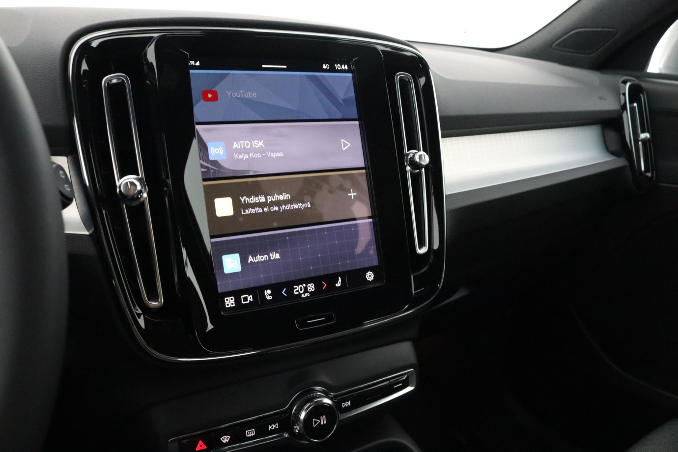 Esittelykuva VOLVO XC40 kevythybridiautosta.