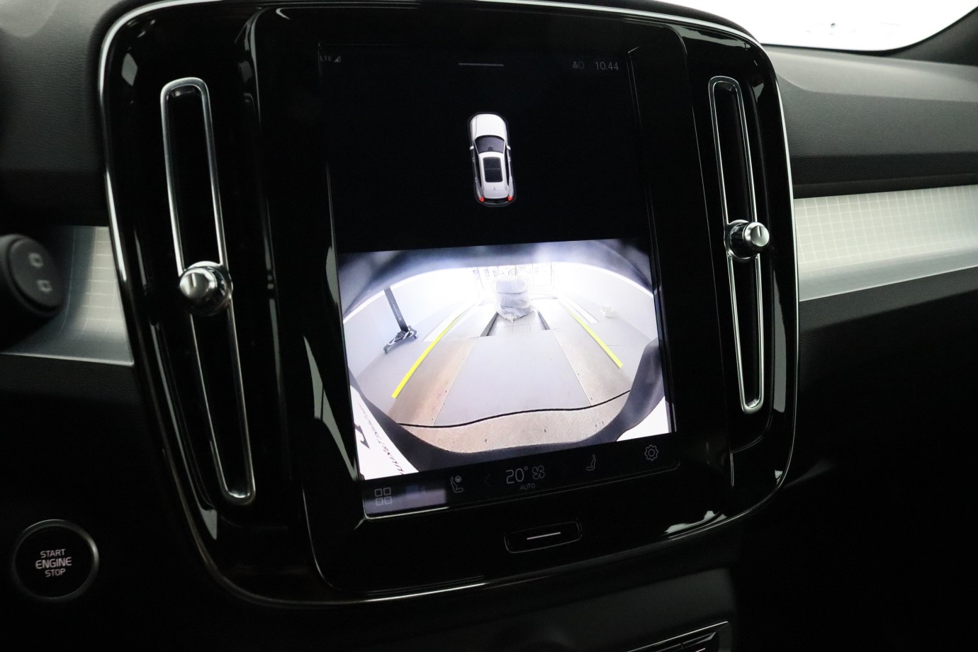 Esittelykuva VOLVO XC40 kevythybridiautosta.