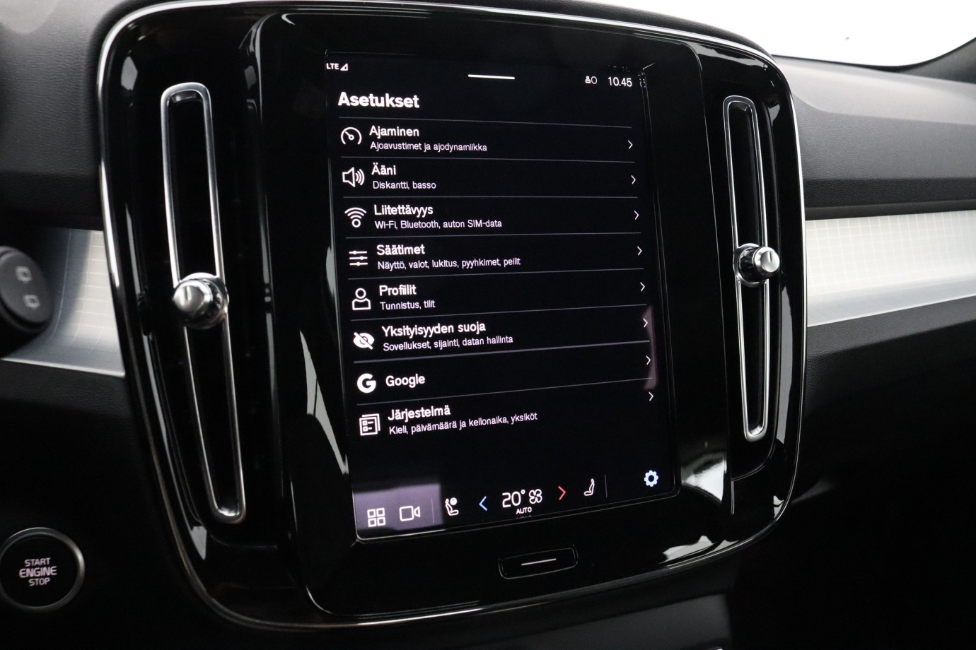 Esittelykuva VOLVO XC40 kevythybridiautosta.