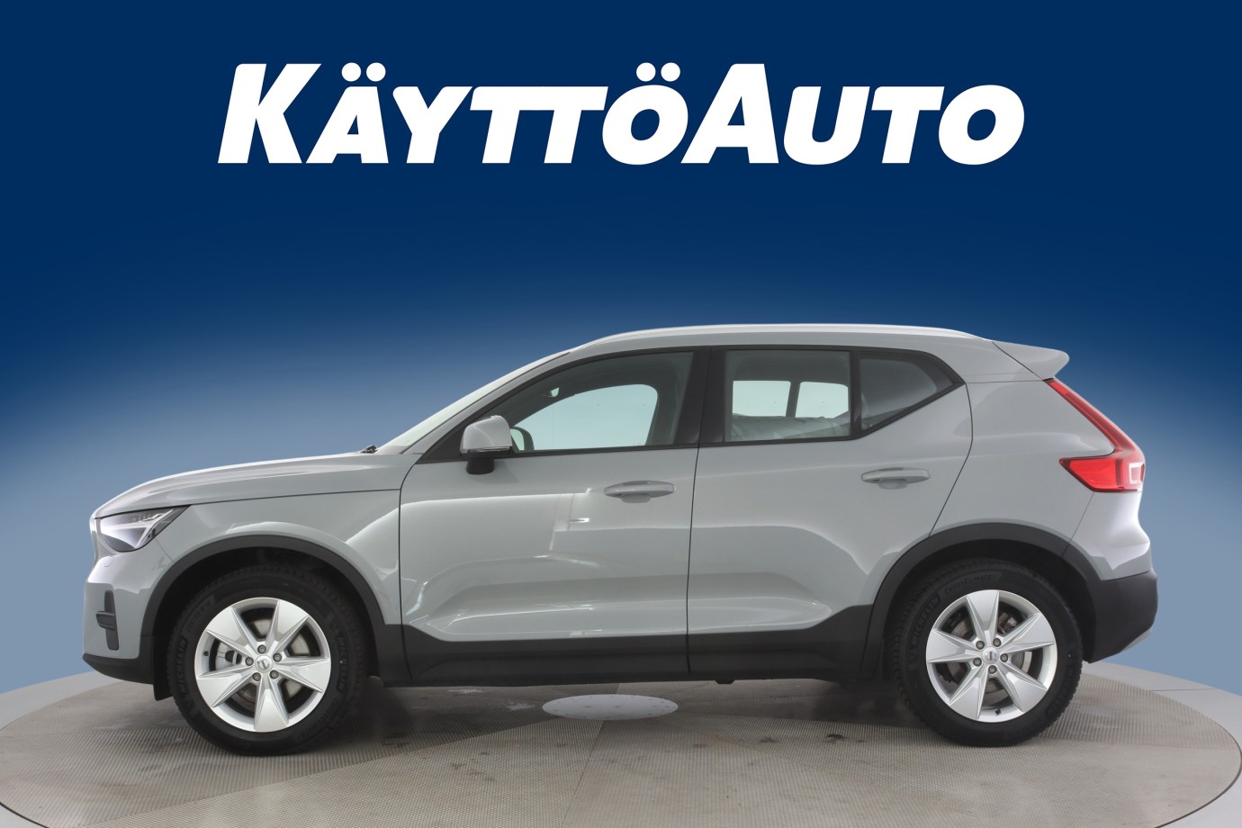 Esittelykuva VOLVO XC40 kevythybridiautosta.