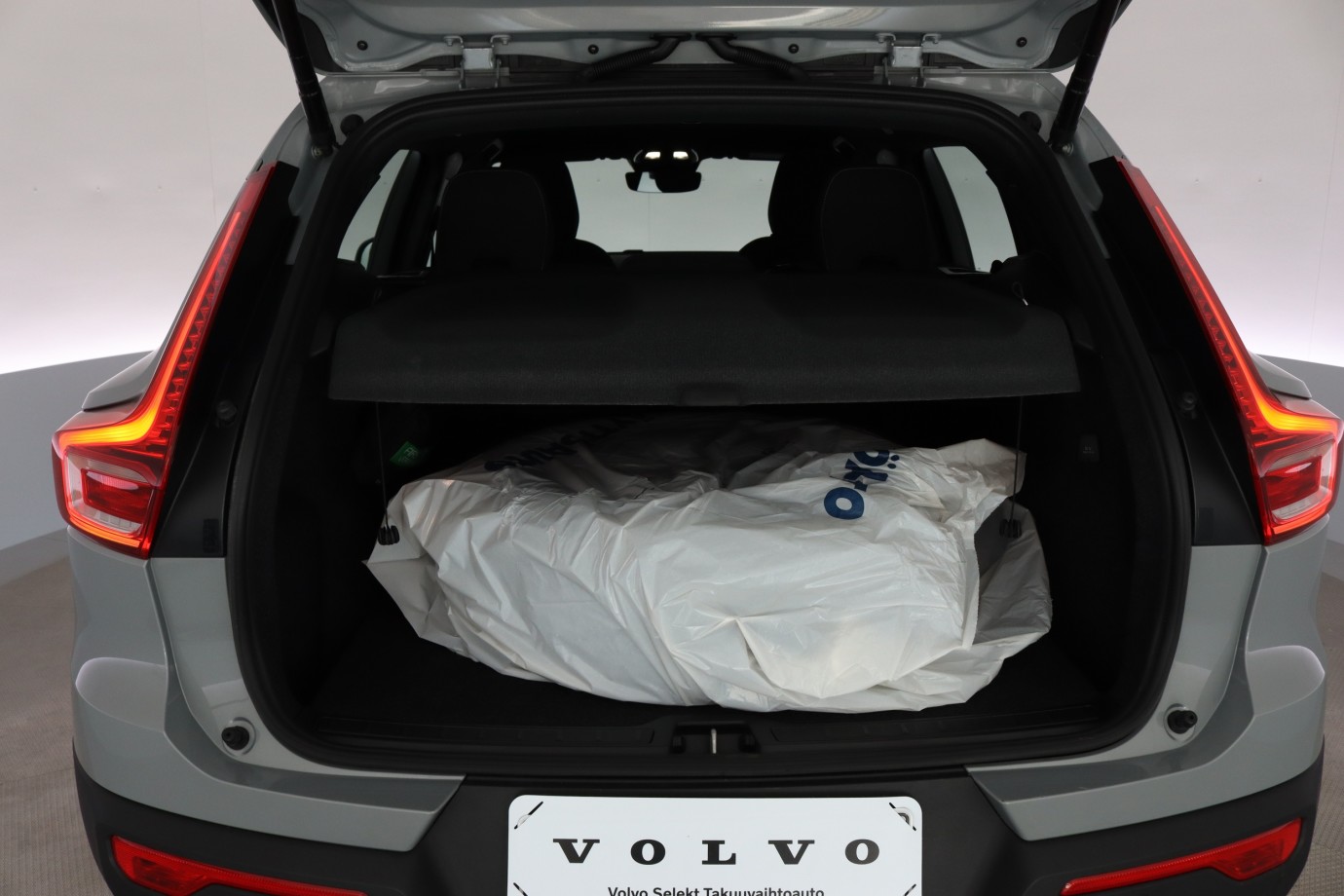 Esittelykuva VOLVO XC40 kevythybridiautosta.