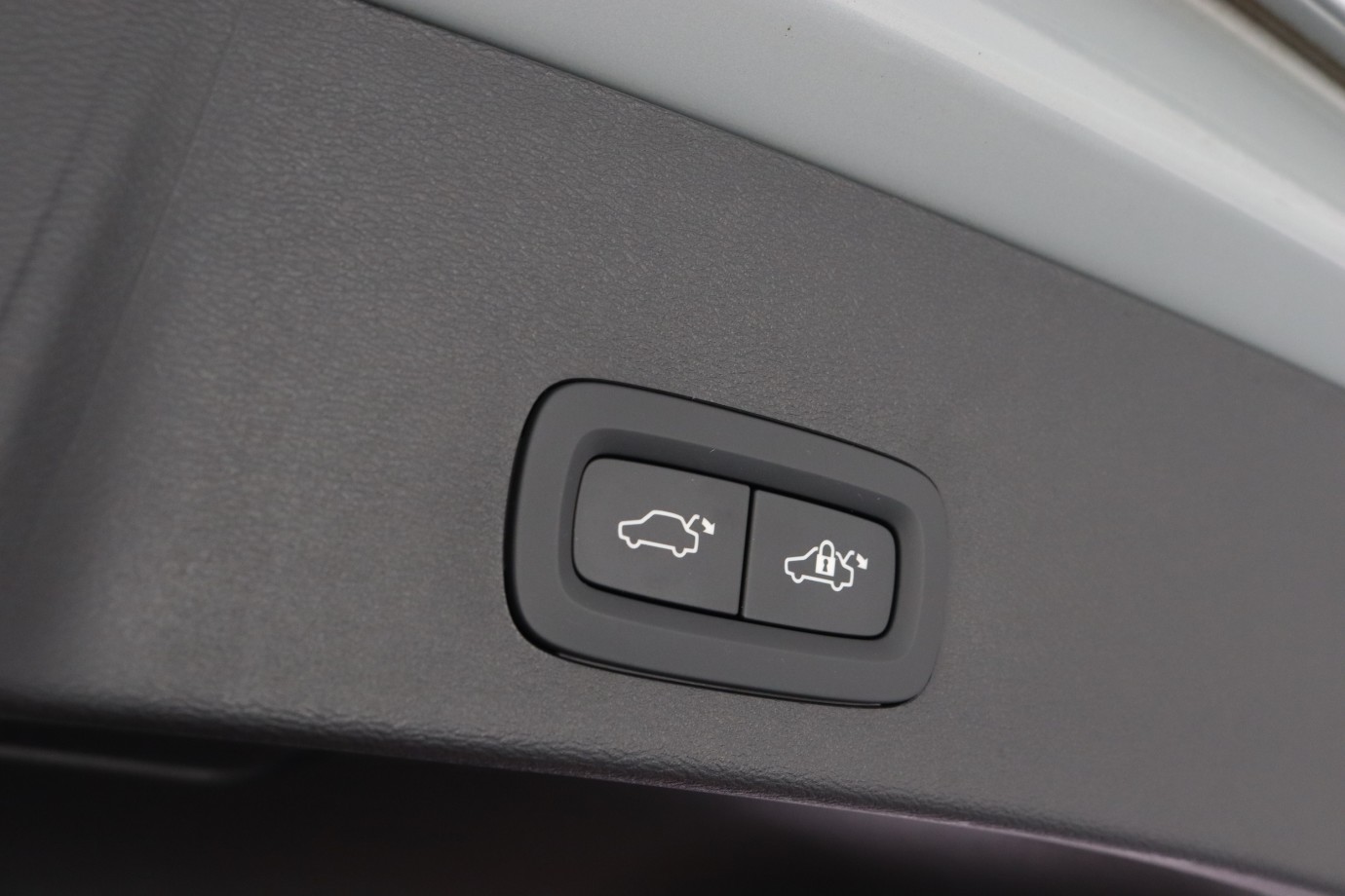 Esittelykuva VOLVO XC40 kevythybridiautosta.