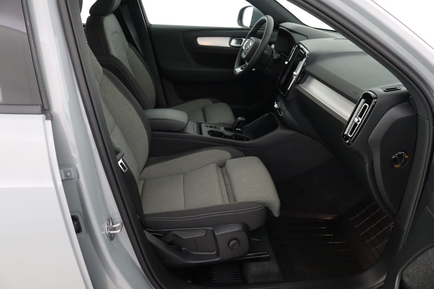 Esittelykuva VOLVO XC40 kevythybridiautosta.