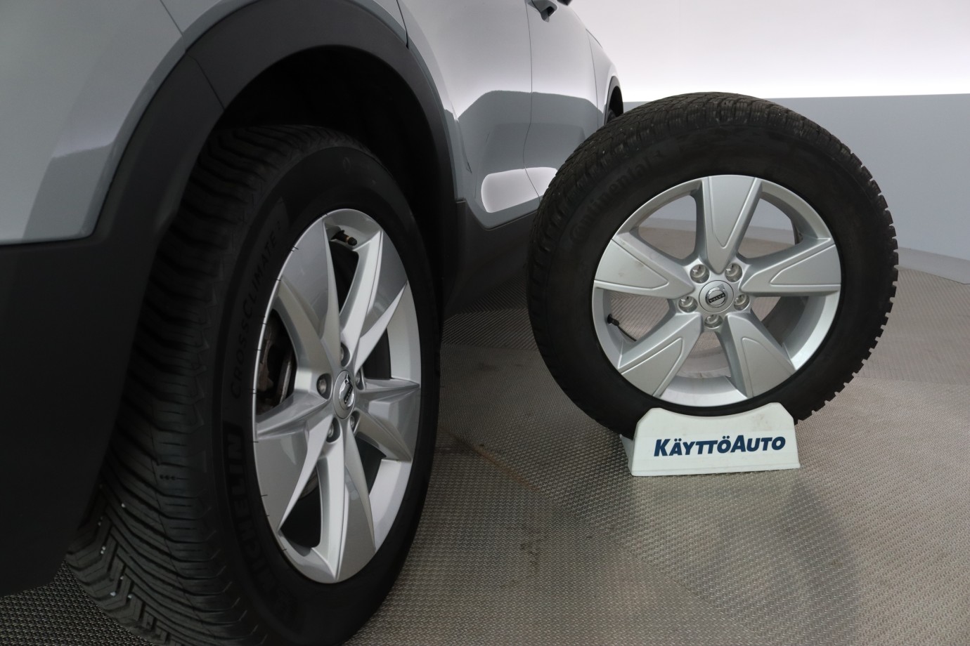 Esittelykuva VOLVO XC40 kevythybridiautosta.