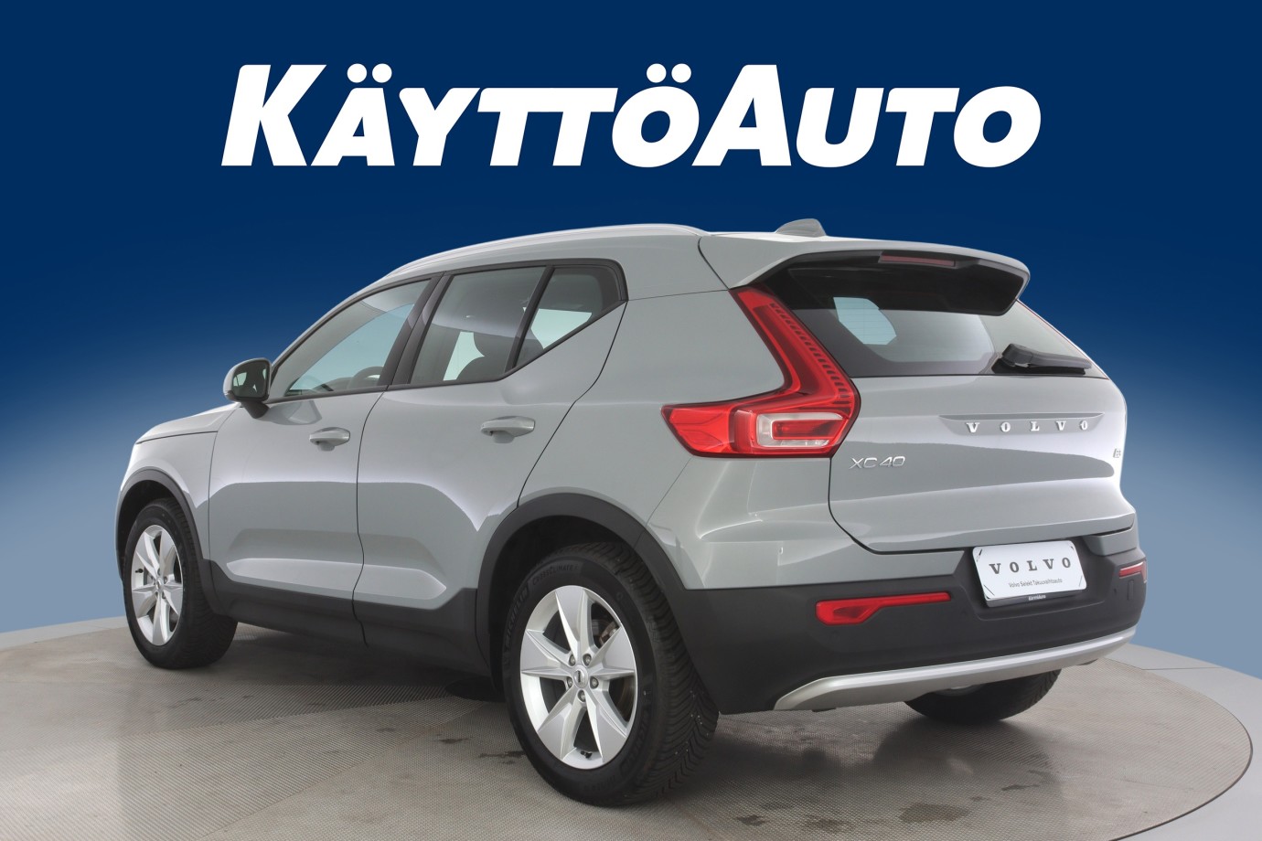Esittelykuva VOLVO XC40 kevythybridiautosta.