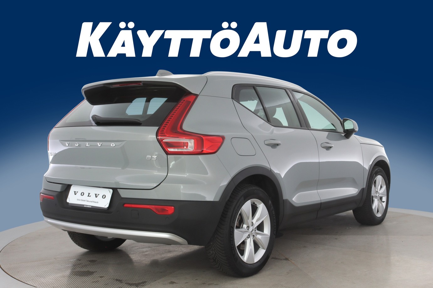 Esittelykuva VOLVO XC40 kevythybridiautosta.
