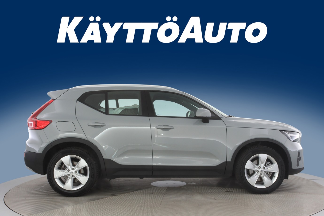 Esittelykuva VOLVO XC40 kevythybridiautosta.