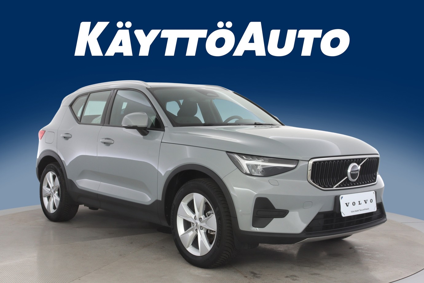 Esittelykuva VOLVO XC40 kevythybridiautosta.