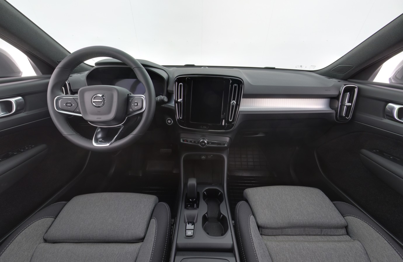 Esittelykuva VOLVO XC40 kevythybridiautosta.