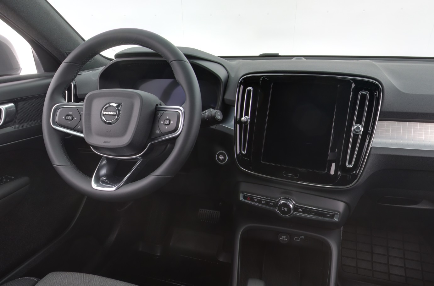Esittelykuva VOLVO XC40 kevythybridiautosta.