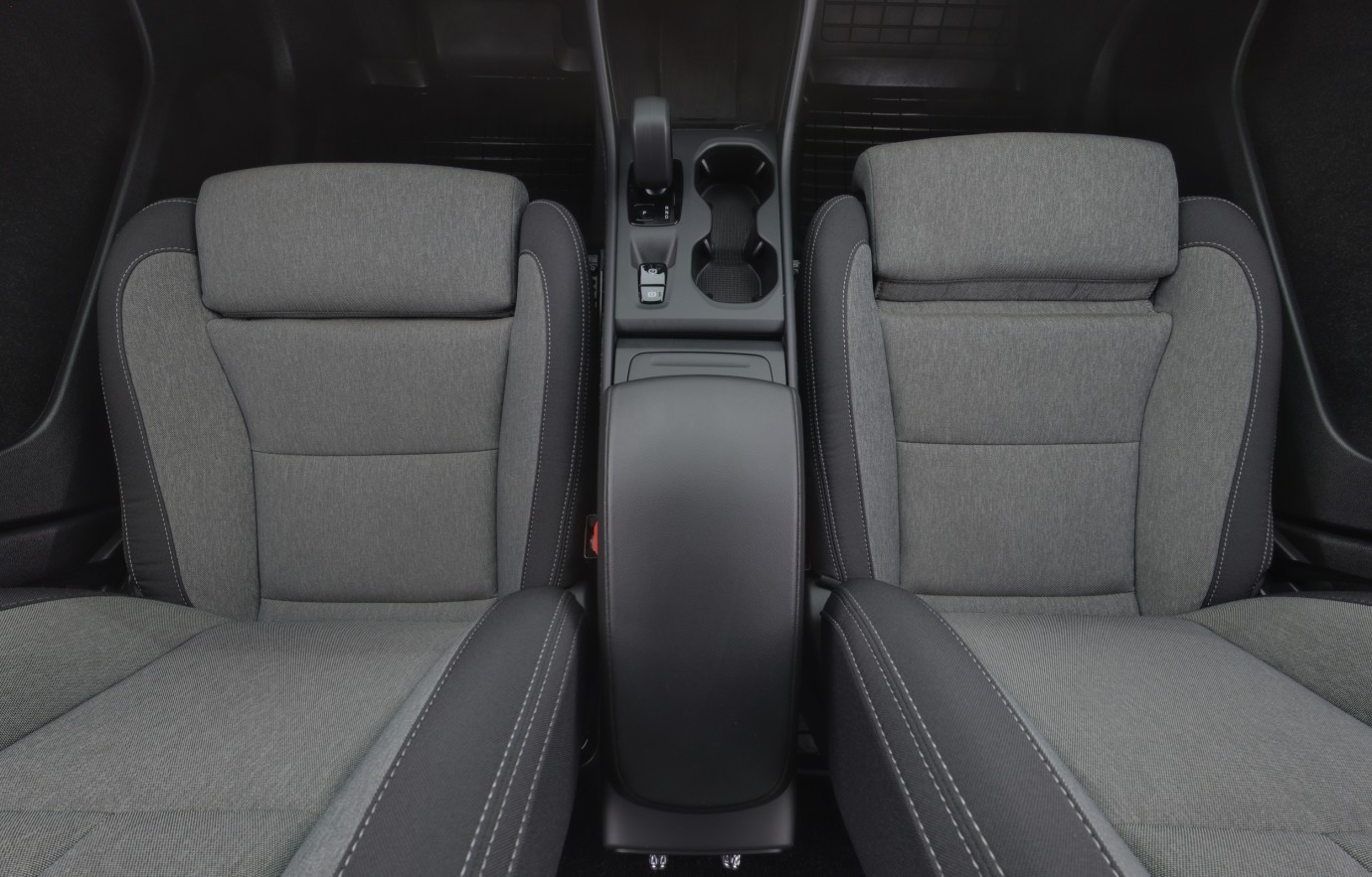 Esittelykuva VOLVO XC40 kevythybridiautosta.