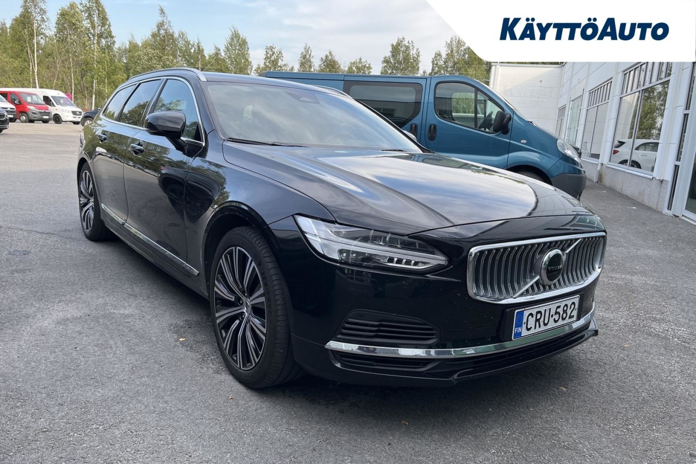 Esittelykuva VOLVO V90 lataushybridiautosta.
