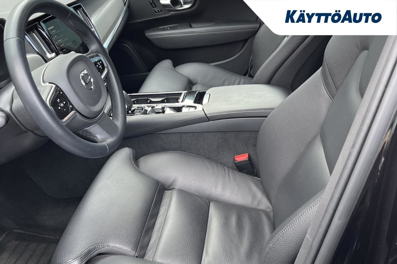 Esittelykuva VOLVO V90 lataushybridiautosta.