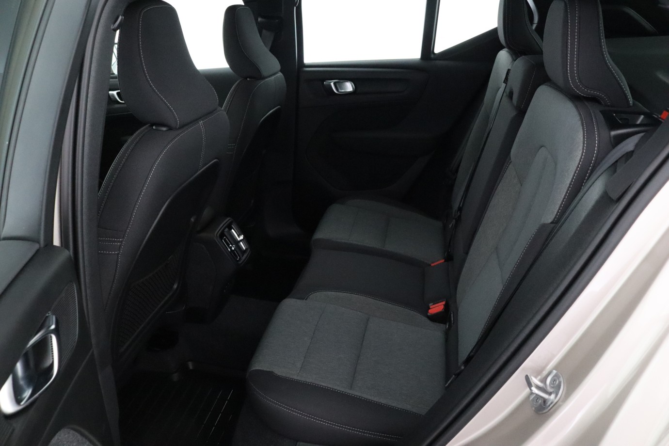 Esittelykuva Volvo XC40 bensiiniautosta.
