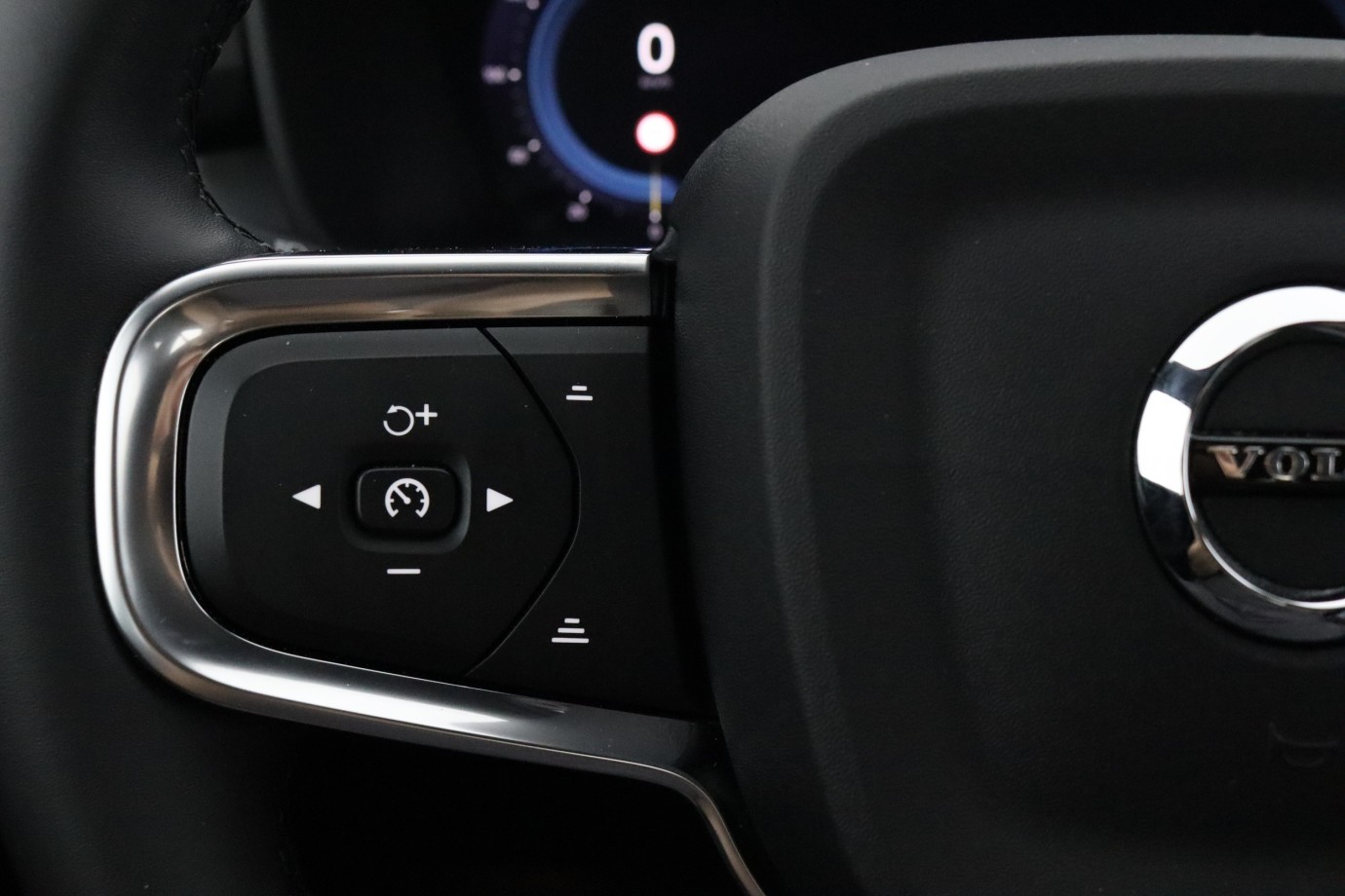 Esittelykuva Volvo XC40 bensiiniautosta.