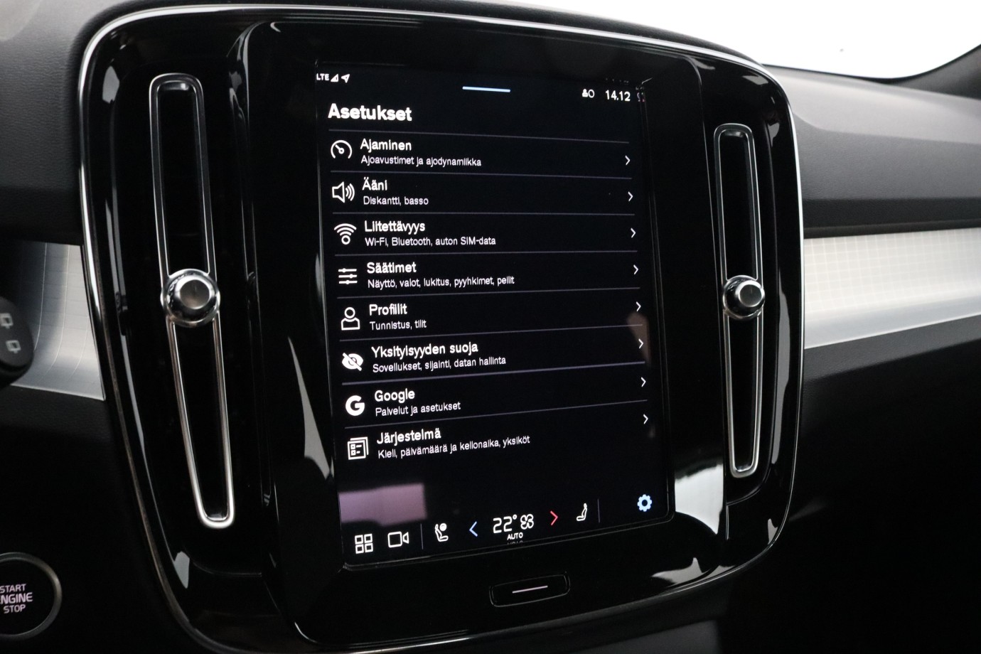 Esittelykuva Volvo XC40 bensiiniautosta.