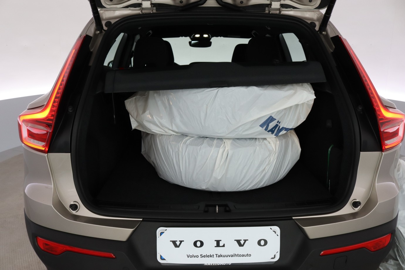 Esittelykuva Volvo XC40 bensiiniautosta.