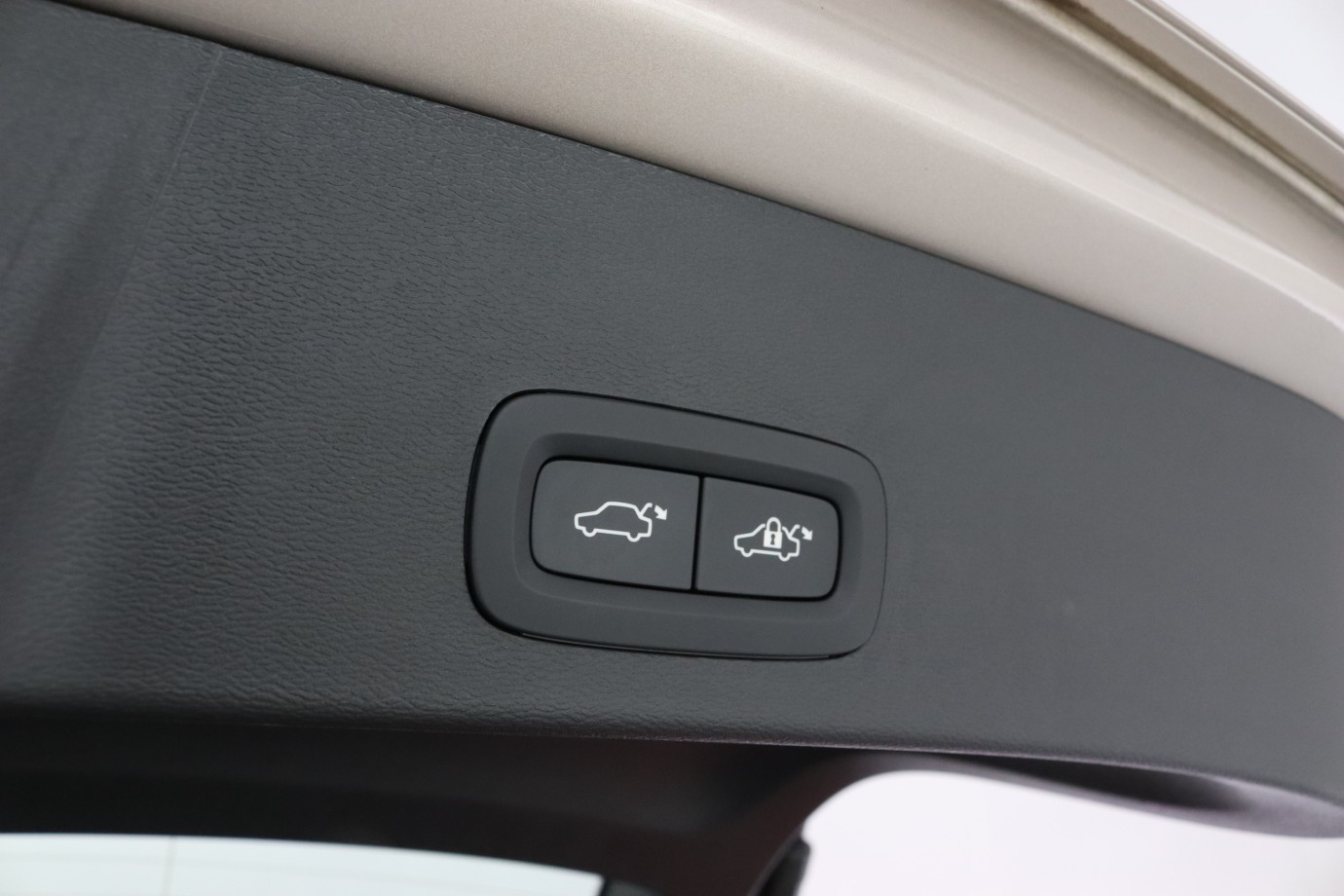 Esittelykuva Volvo XC40 bensiiniautosta.