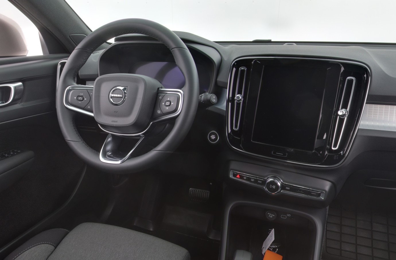 Esittelykuva Volvo XC40 bensiiniautosta.