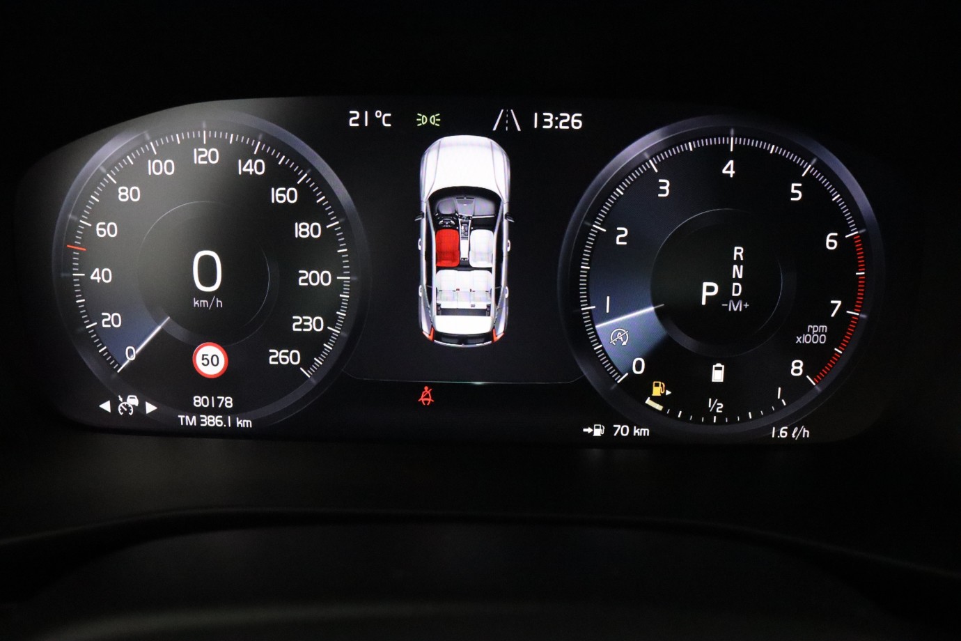 Esittelykuva VOLVO XC40 kevythybridiautosta.