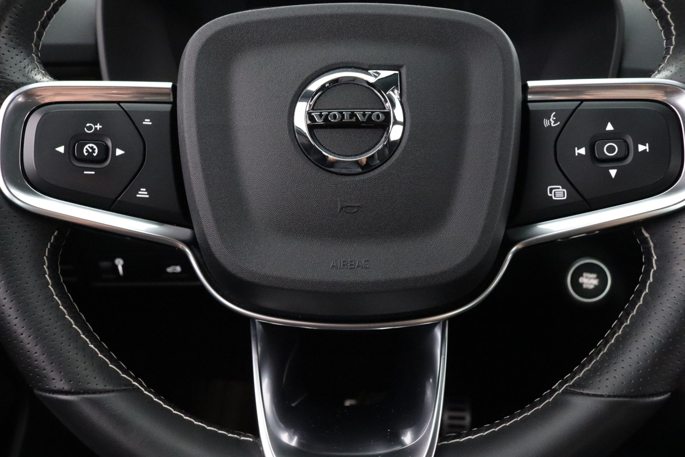 Esittelykuva VOLVO XC40 kevythybridiautosta.