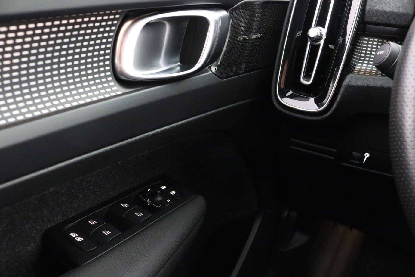 Esittelykuva VOLVO XC40 kevythybridiautosta.