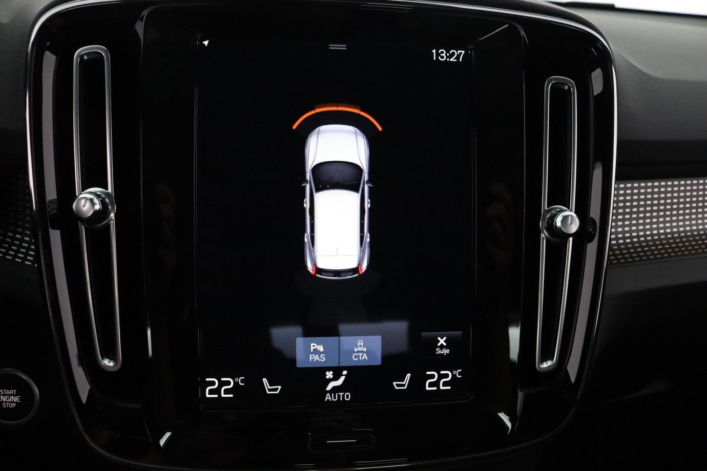 Esittelykuva VOLVO XC40 kevythybridiautosta.