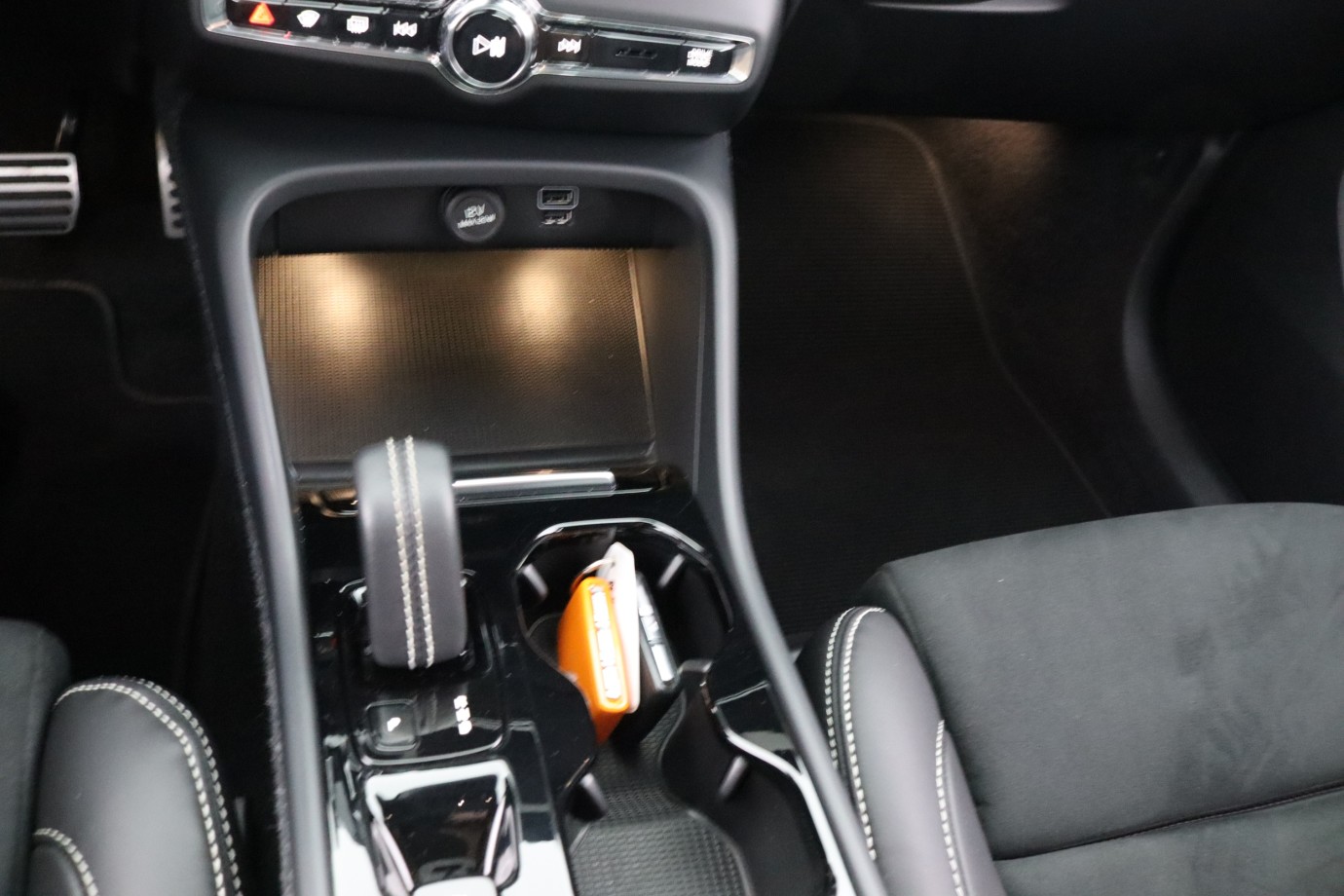 Esittelykuva VOLVO XC40 kevythybridiautosta.