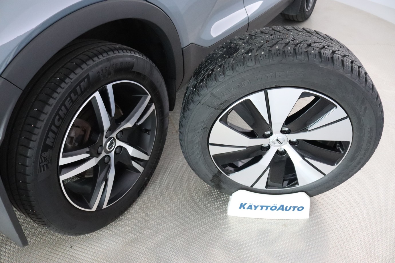 Esittelykuva VOLVO XC40 kevythybridiautosta.