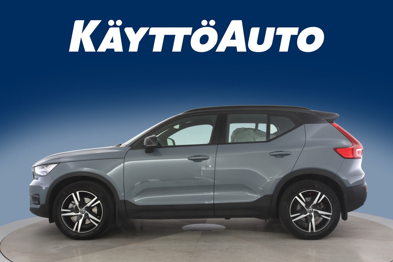 Esittelykuva VOLVO XC40 kevythybridiautosta.