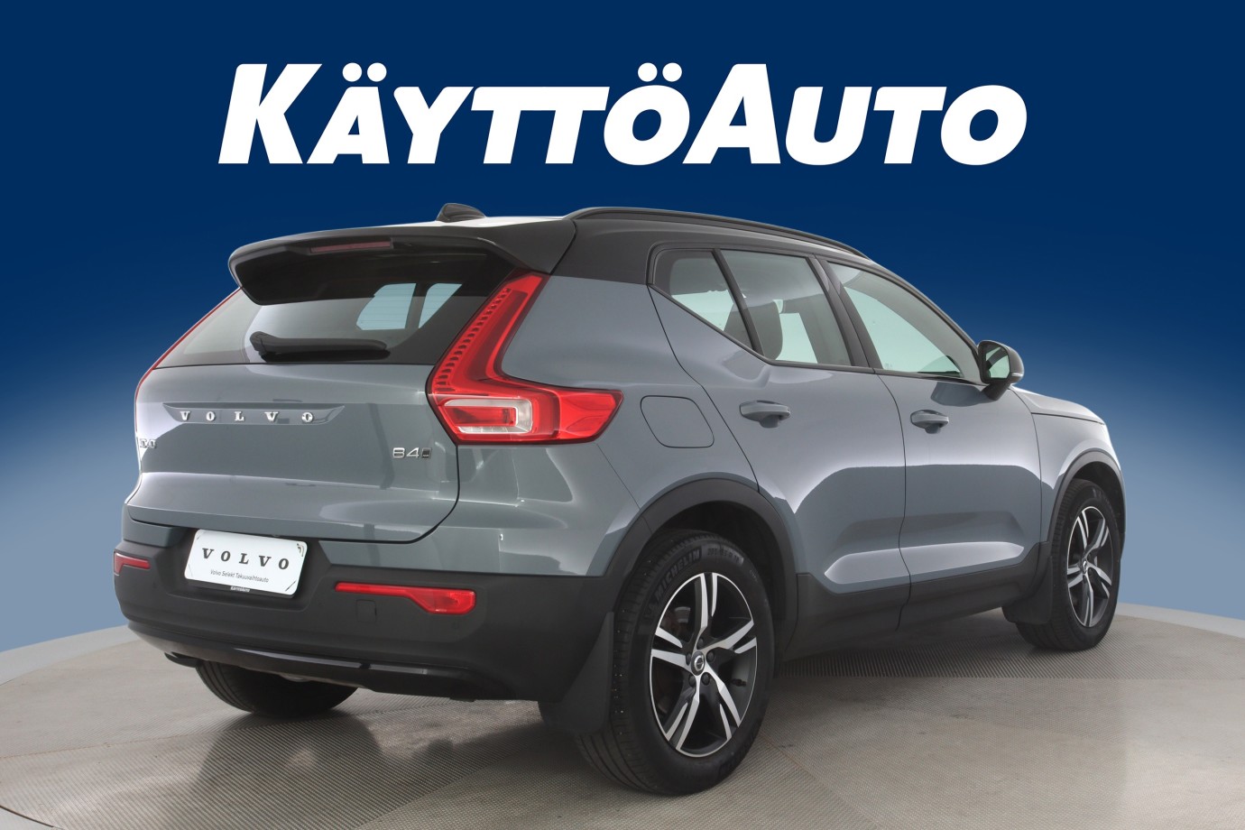 Esittelykuva VOLVO XC40 kevythybridiautosta.
