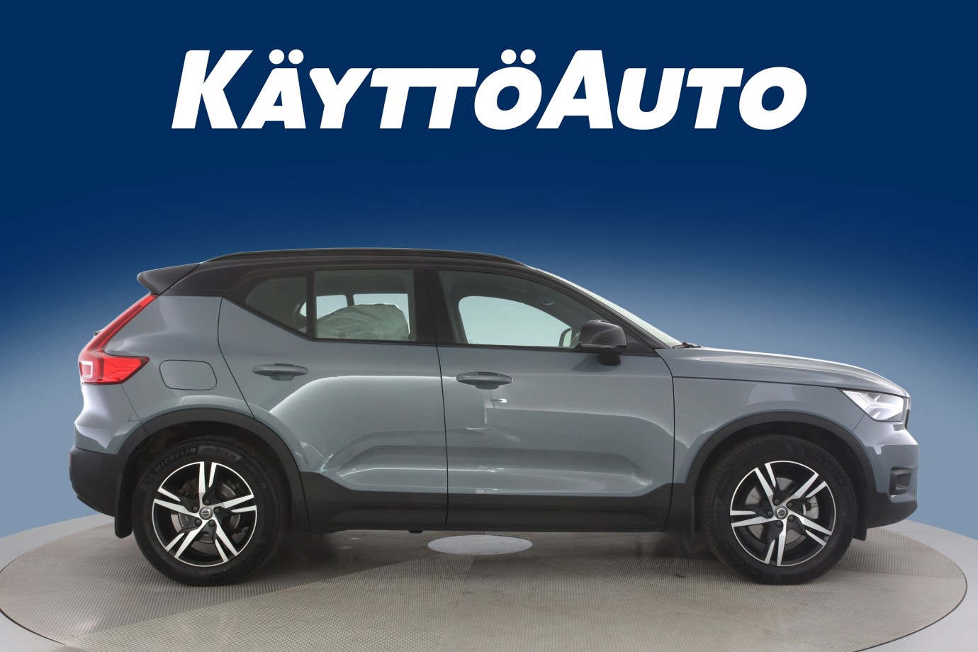 Esittelykuva VOLVO XC40 kevythybridiautosta.