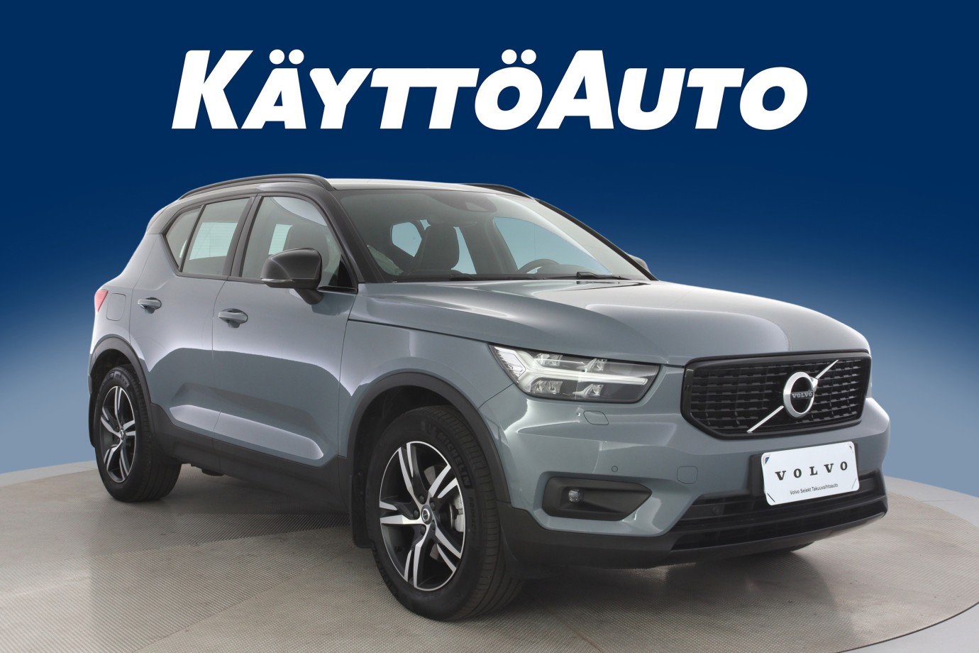 Esittelykuva VOLVO XC40 kevythybridiautosta.