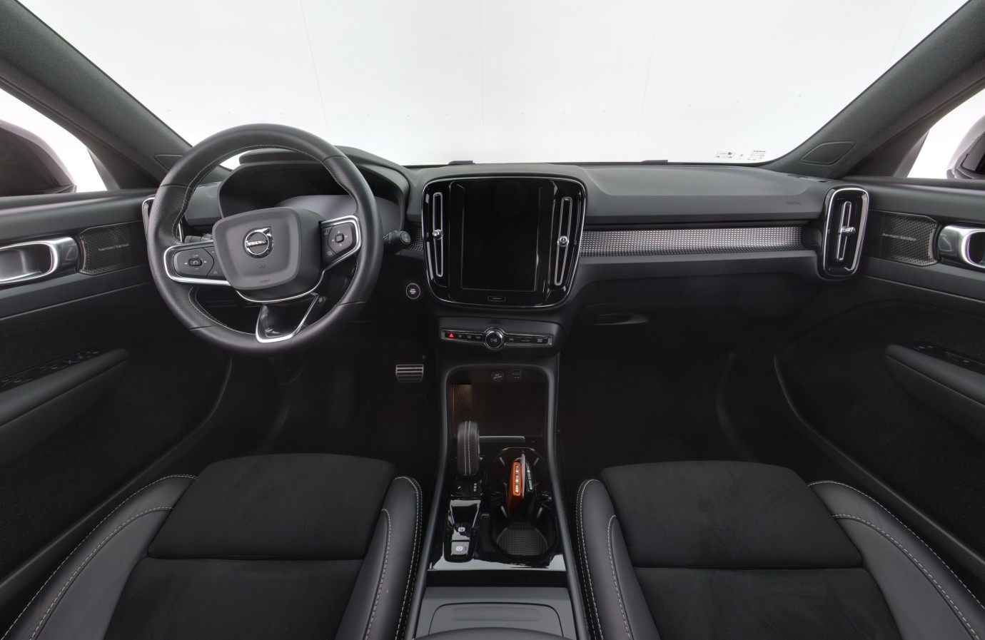Esittelykuva VOLVO XC40 kevythybridiautosta.