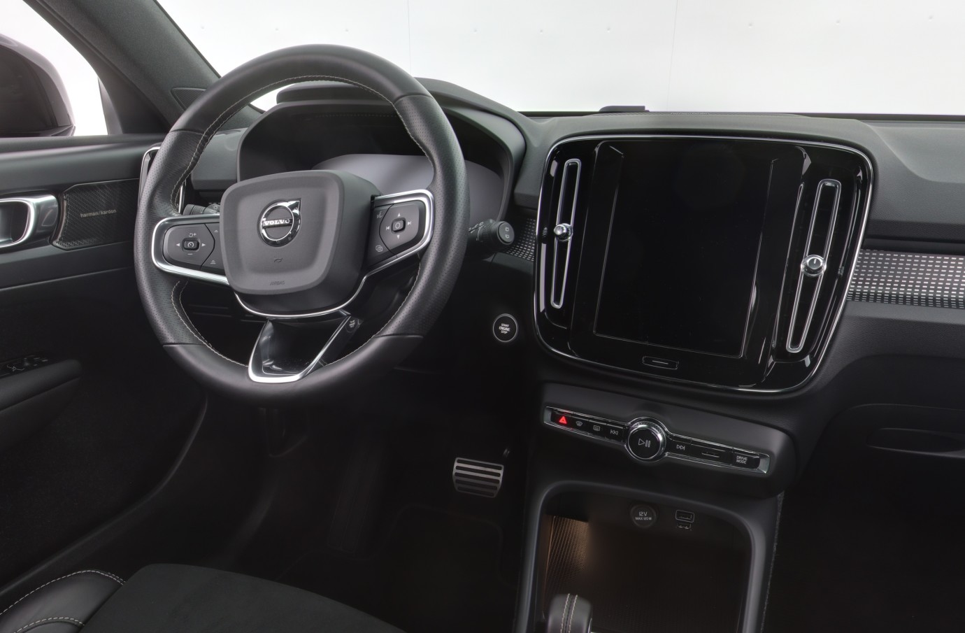 Esittelykuva VOLVO XC40 kevythybridiautosta.