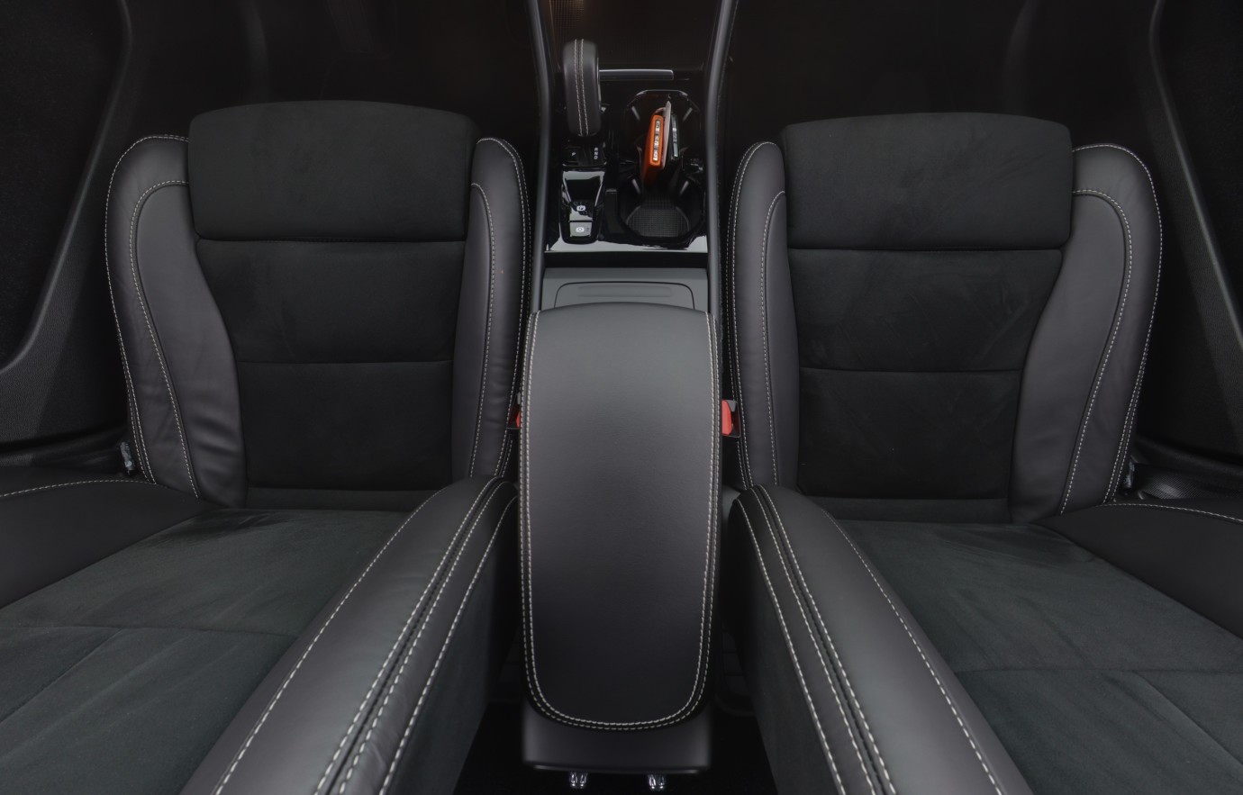 Esittelykuva VOLVO XC40 kevythybridiautosta.