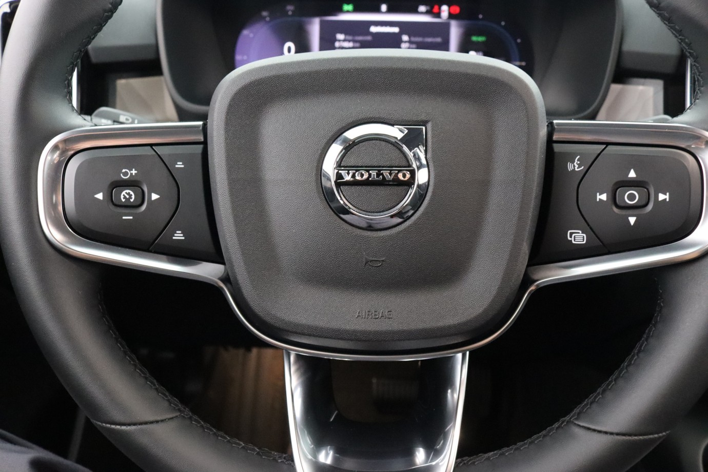 Esittelykuva VOLVO EX40 täyssähköautosta.