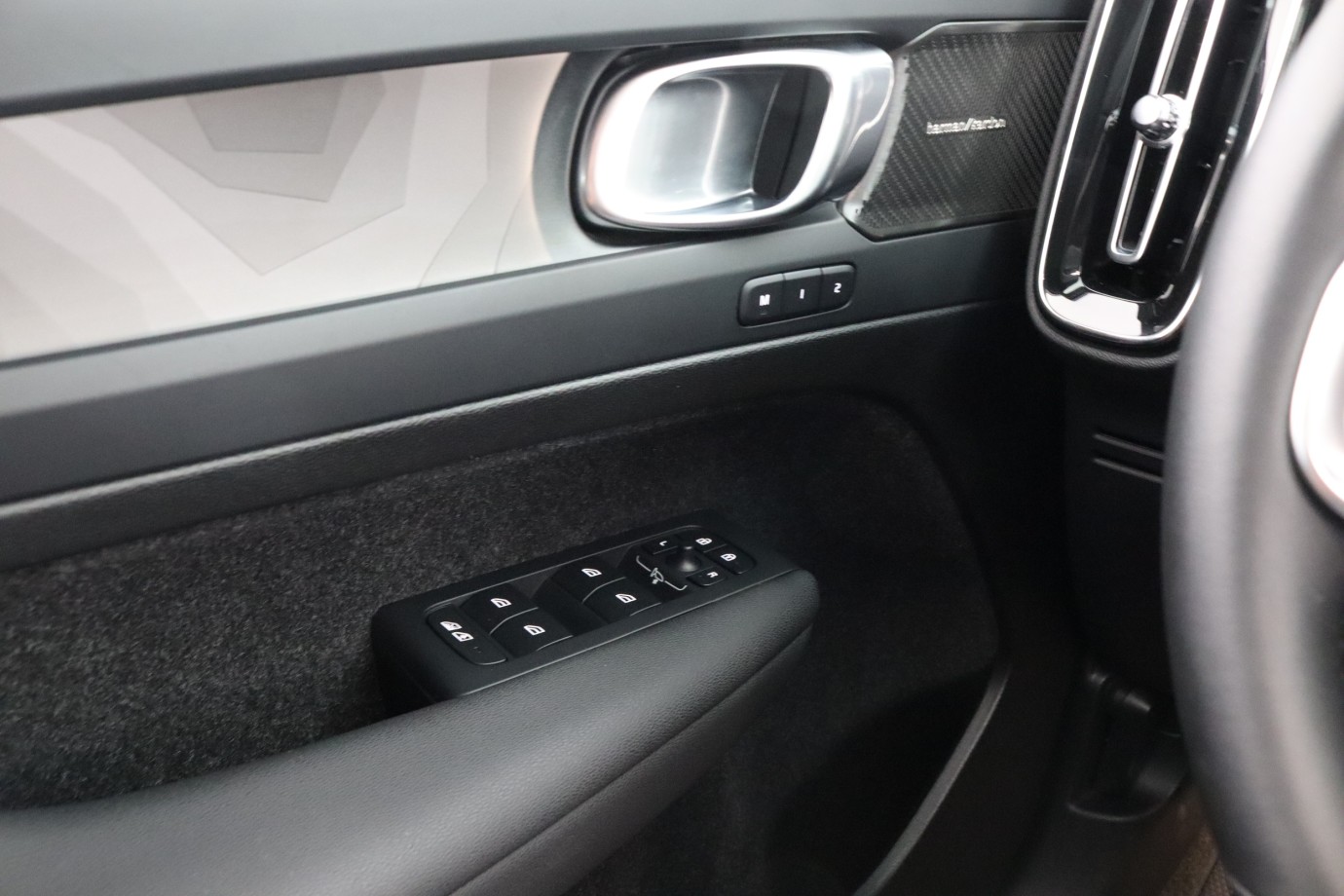 Esittelykuva VOLVO EX40 täyssähköautosta.