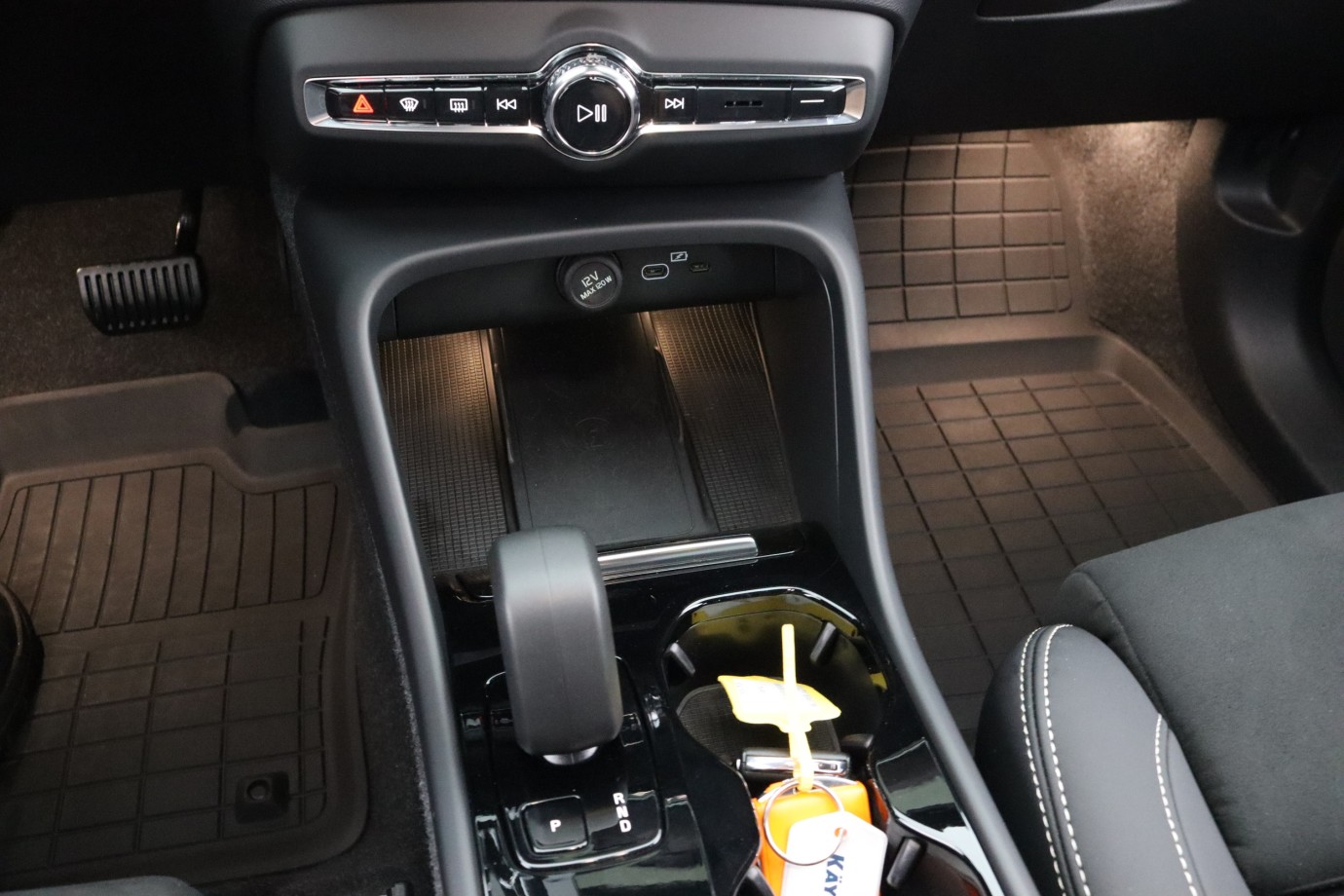 Esittelykuva VOLVO EX40 täyssähköautosta.