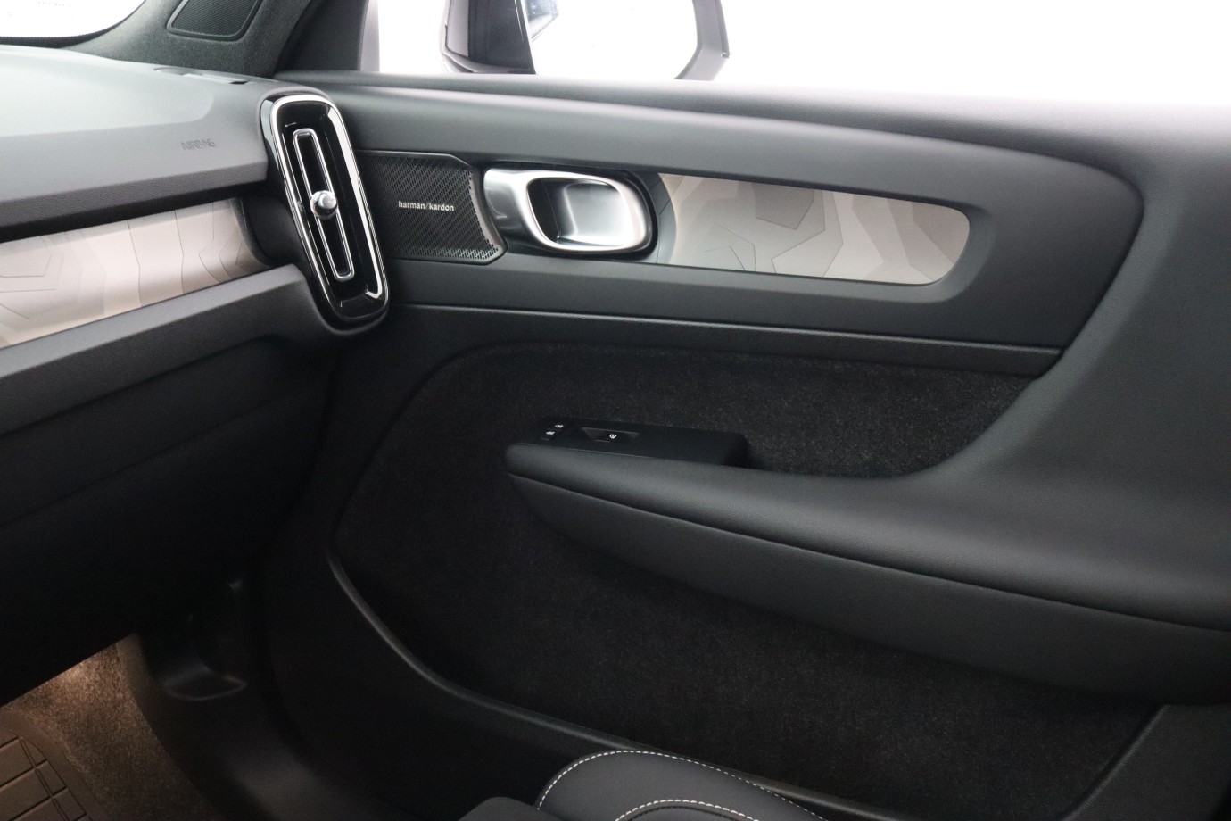 Esittelykuva VOLVO EX40 täyssähköautosta.
