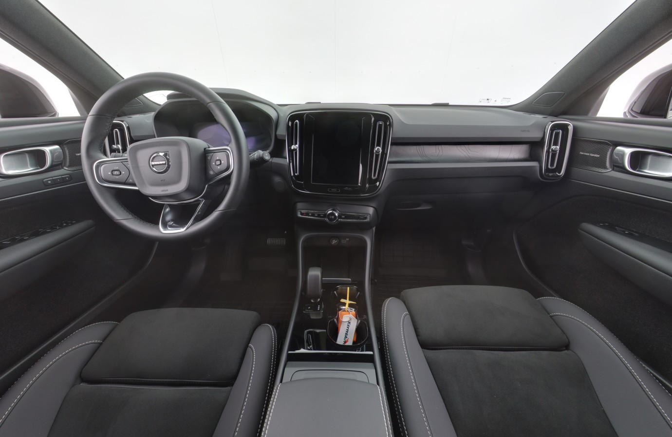Esittelykuva VOLVO EX40 täyssähköautosta.