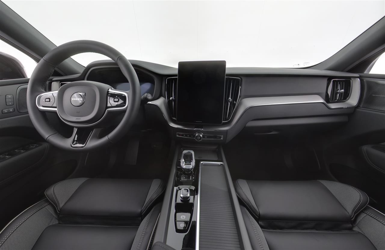 Esittelykuva Volvo XC60 lataushybridiautosta.