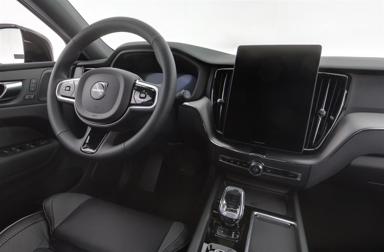 Esittelykuva Volvo XC60 lataushybridiautosta.