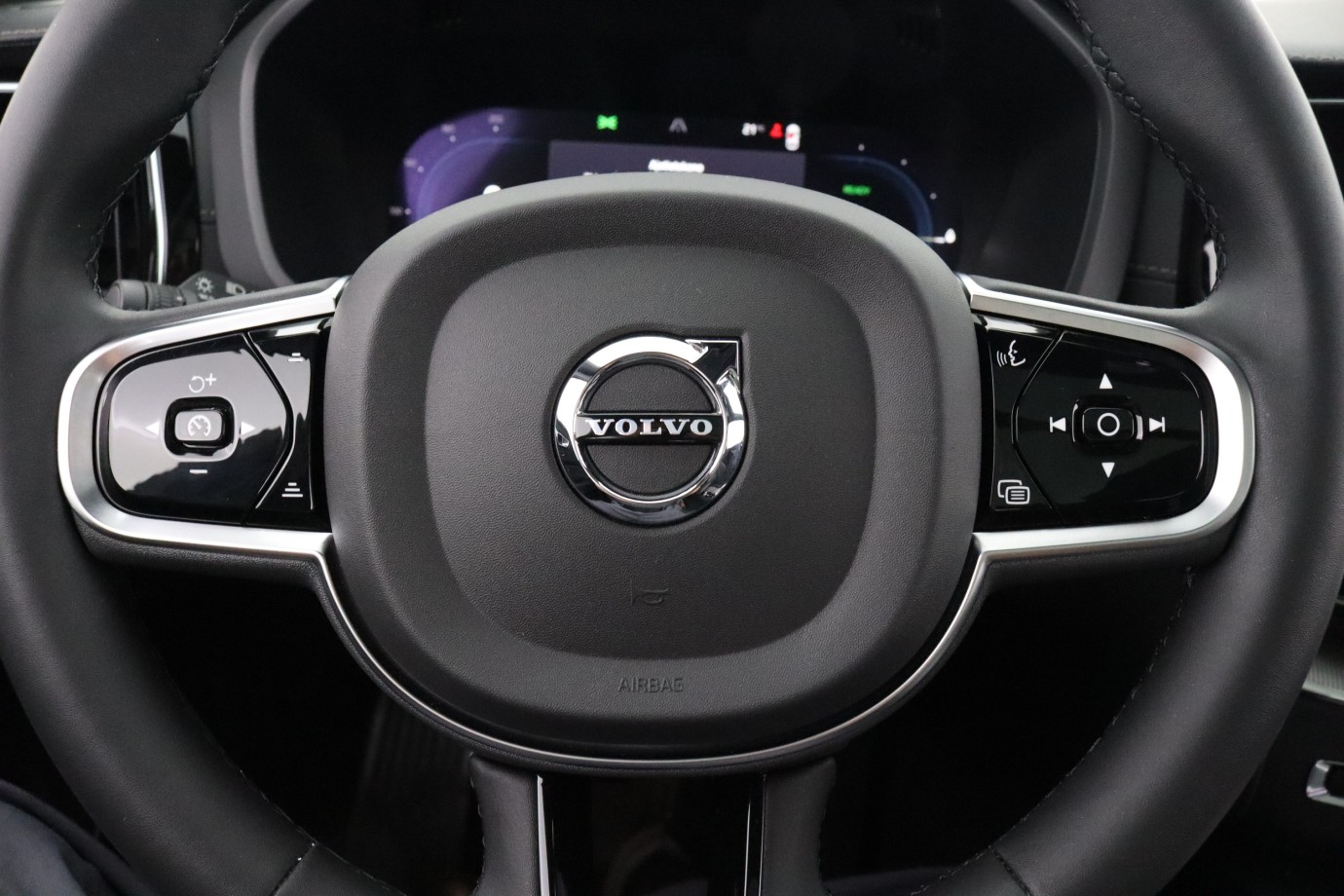 Esittelykuva VOLVO XC60 lataushybridiautosta.