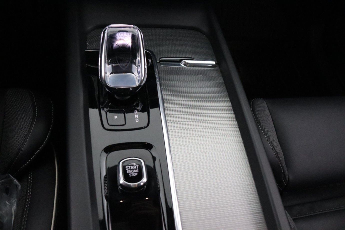 Esittelykuva VOLVO XC60 lataushybridiautosta.