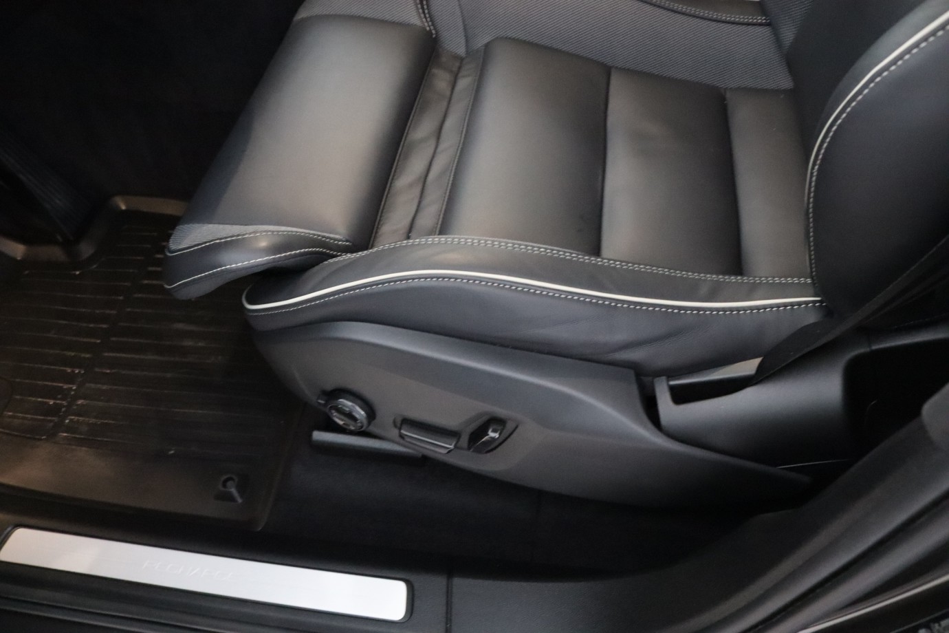 Esittelykuva VOLVO XC60 lataushybridiautosta.