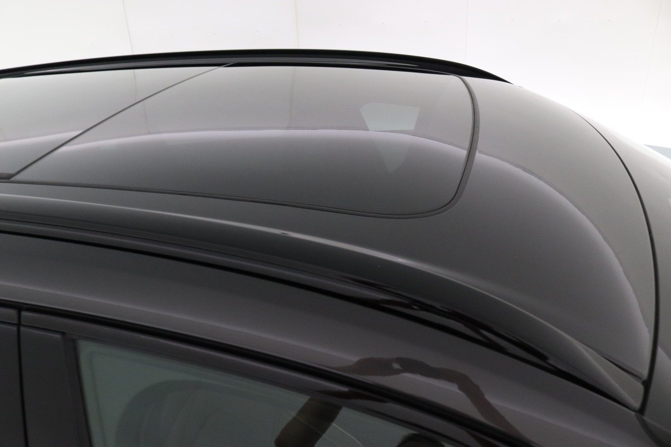 Esittelykuva VOLVO XC60 lataushybridiautosta.
