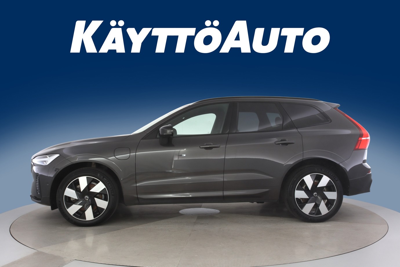 Esittelykuva VOLVO XC60 lataushybridiautosta.