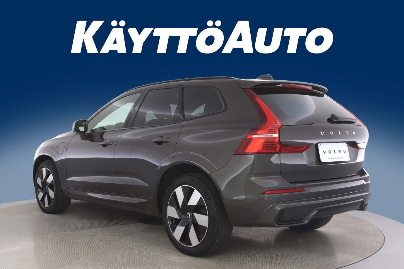 Esittelykuva VOLVO XC60 lataushybridiautosta.
