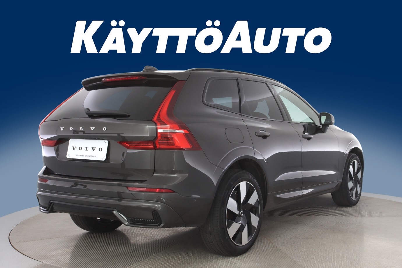 Esittelykuva VOLVO XC60 lataushybridiautosta.